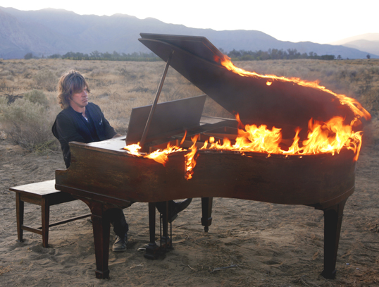 Keith Emerson tempting fate. Photo courtesy of Michael Tweed.